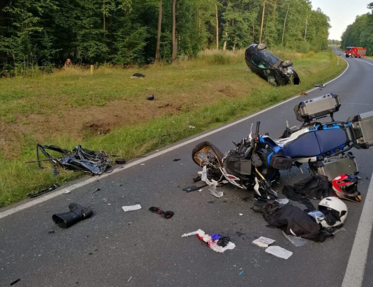 Zderzenie motocykla z osobówką na trasie Świdnica-Strzegom [FOTO]