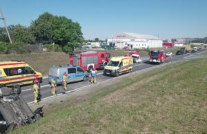 Dachowanie osobówki po zderzeniu na krajowej „piątce”
