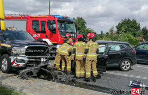 Zderzenie osobówki z autem pomocy drogowej na „trzydziestce piątce”. Dwie osoby poszkodowane