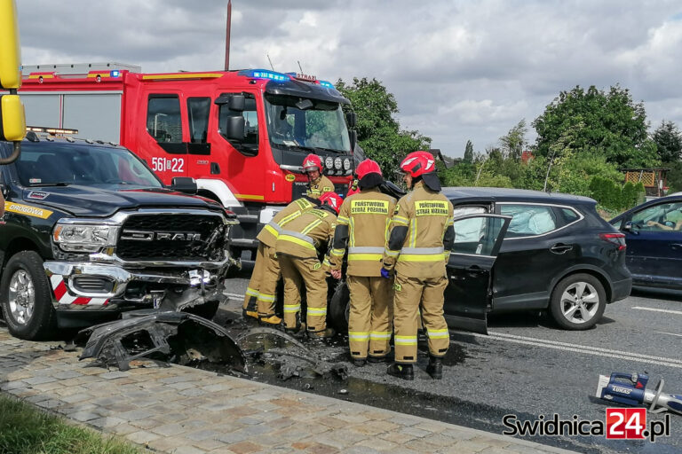 Zderzenie osobówki z autem pomocy drogowej na „trzydziestce piątce”. Dwie osoby poszkodowane