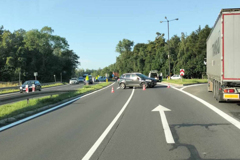 Zderzenie dwóch aut pod Świebodzicami