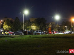 Mieszkańcy Polnej Drogi spotkali się ze służbami, szykują petycję. Żądają zaprzestania „wyścigów” i imprez na parkingach