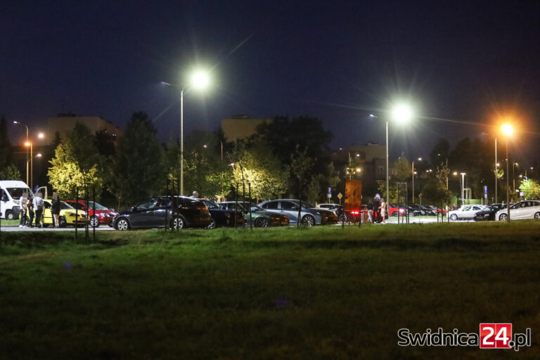 Mieszkańcy Polnej Drogi spotkali się ze służbami, szykują petycję. Żądają zaprzestania „wyścigów” i imprez na parkingach