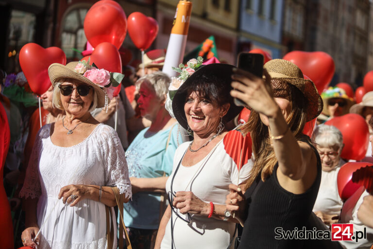 Seniorzy przejęli władzę w mieście. Kapeluszowa parada przeszła wokół Rynku [FOTO/VIDEO]