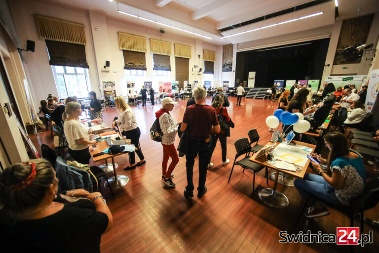 Ponad tysiąc ofert podczas jubileuszowych targów pracy. „Dla osób szukających pracy obecna sytuacja jest idealna” [FOTO]