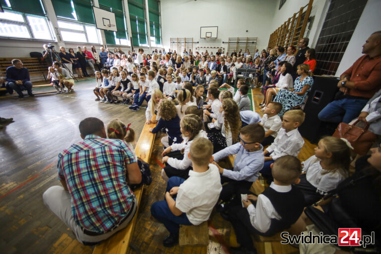 Pierwszy dzwonek po wakacjach. Rok szkolny 2023/2024 rozpoczęty [FOTO]