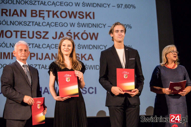 Zasłużyli na stypendia. Prymusi z nagrodami starosty świdnickiego [FOTO]