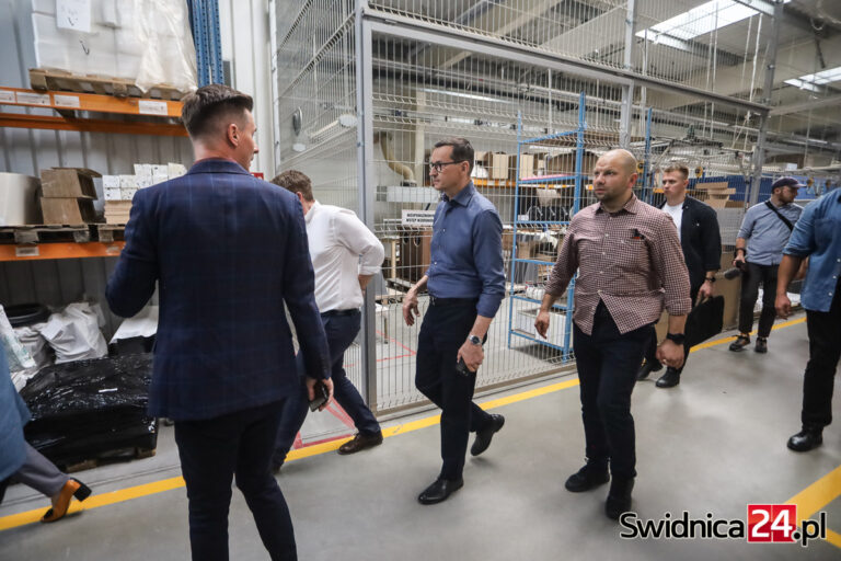 Premier Morawiecki z wyborczą kampanią w regionie. W Świdnicy ponownie obiecał budowę trasy S5 [FOTO/VIDEO]