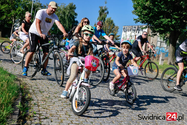 Rowerowy rajd przejechał przez Świdnicę. Na mecie sportowy piknik na boiskach OSiR [FOTO/VIDEO]