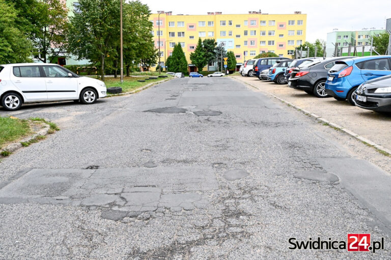 Koniec slalomu między dziurami? Trzy firmy zainteresowane remontem ulicy Prądzyńskiego