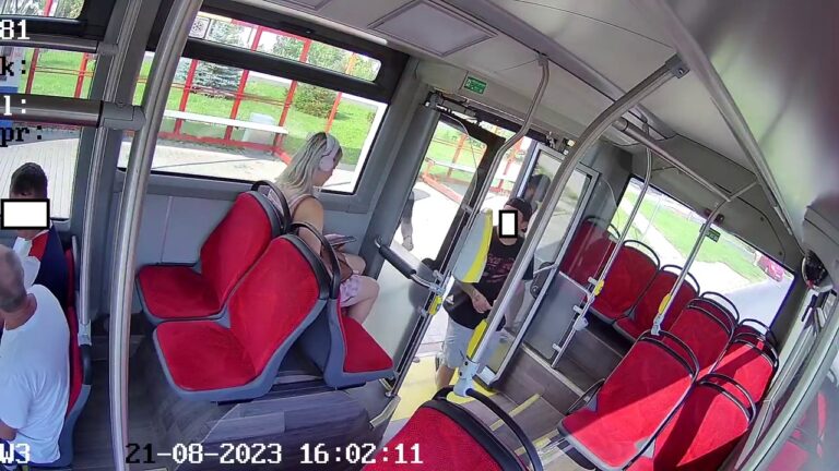 Pomazał wnętrze autobusu, nagrała go kamera. MPK wzywa wandala do zapłaty