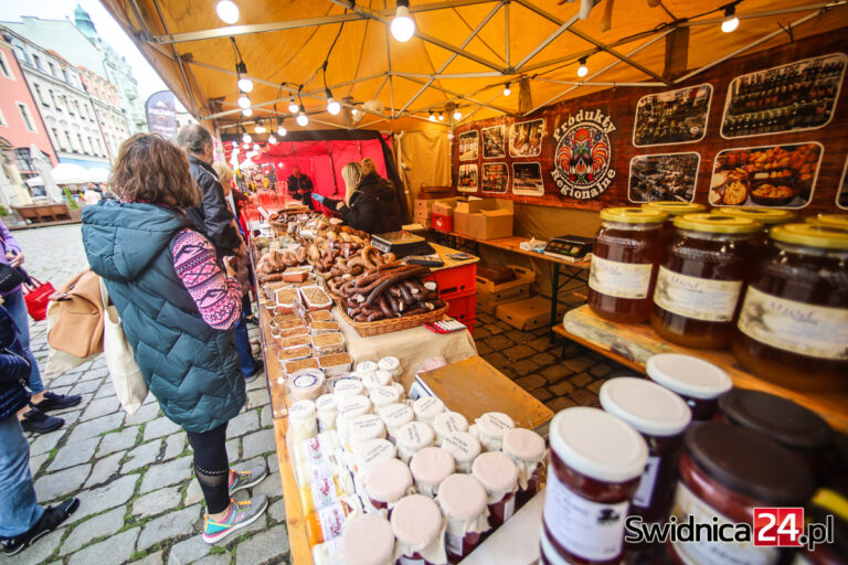 Od regionalnych specjałów po ozdoby choinkowe. Jarmark Produktów Regionalnych zawitał na świdnicki Rynek [FOTO/VIDEO]