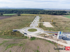 „Nie chcemy żyć w smrodzie”. Mieszkańcy sprzeciwiają się budowie wytwórni ziemi organicznej