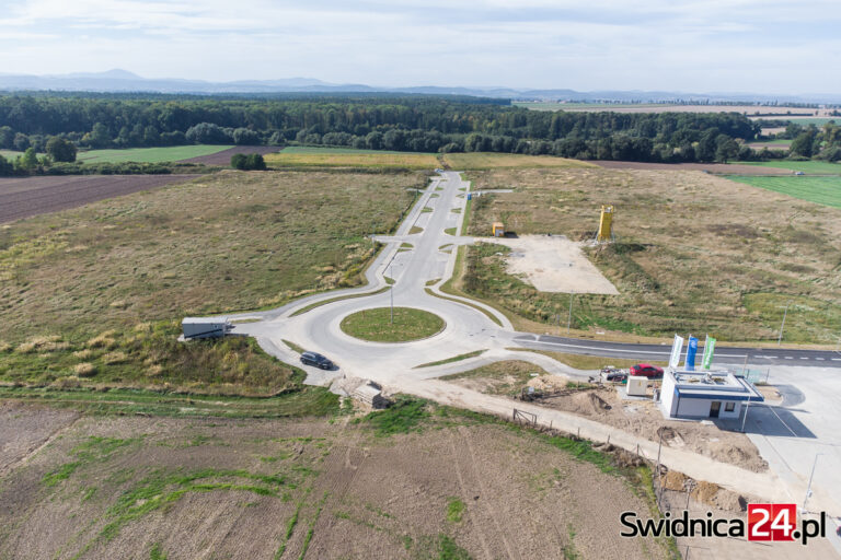 „Nie chcemy żyć w smrodzie”. Mieszkańcy sprzeciwiają się budowie wytwórni ziemi organicznej