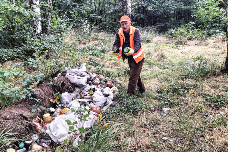 Dziesiątki słoików z przetworami wyrzucone do lasu, sterta odpadów porzucona na środku wsi. Bezmyślnych śmieciarzy wciąż nie brakuje [FOTO]