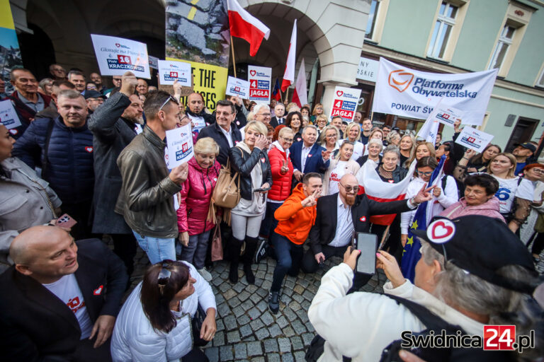 „Października piętnastego pogonimy Kaczyńskiego”. Przedwyborcze spotkanie kandydatów opozycji na świdnickim Rynku [FOTO]