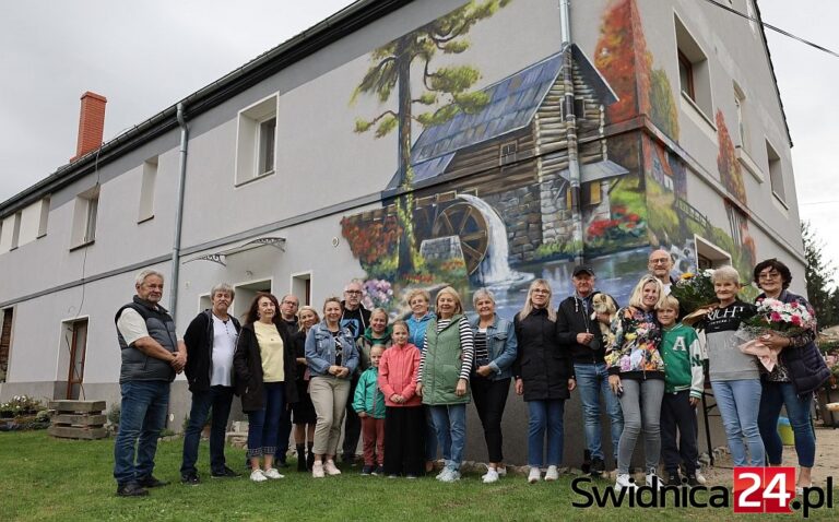 Pani Bożena zamarzyła, Robert Kukla wymalował. Mural z młynem w Śmiałowicach [FOTO]
