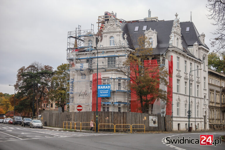 Zabytkowa willa odzyskuje dawny blask. Okolicznych mieszkańców zaniepokoiła wycinka drzew, właściciele tłumaczą [FOTO]