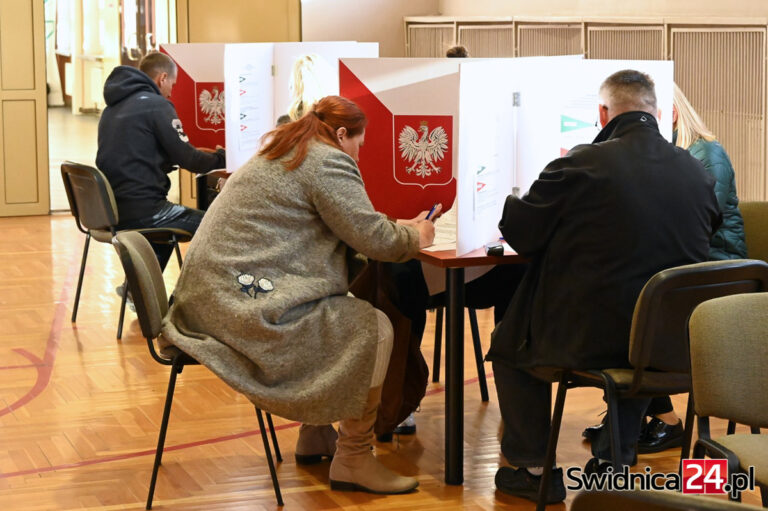 Policzono głosy z połowy obwodów w kraju. W naszym okręgu PiS straci jeden mandat?