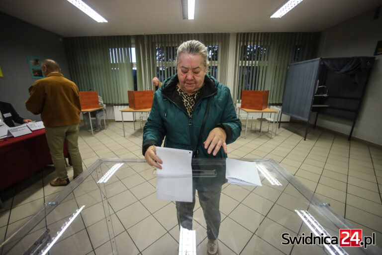 Wybory parlamentarne 2023. Świdniczanie ruszyli głosować. Sprawdź kto startuje oraz adresy lokali wyborczych [FOTO]