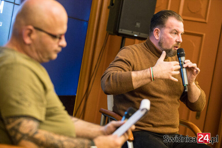 O procesach czarownic i rozwikływaniu tajemnic regionu. Spotkanie z Łukaszem Kazkiem przyciągnęło liczną publiczność [FOTO]