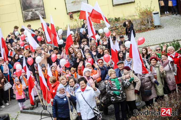 Skwer z dzikami w biało-czerwonych barwach. Patriotyczna uroczystość łącząca pokolenia [FOTO/VIDEO]