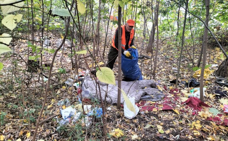 Kolejne koczowisko bezdomnych zlikwidowane. Trwa walka z nielegalnymi śmietniskami [FOTO]