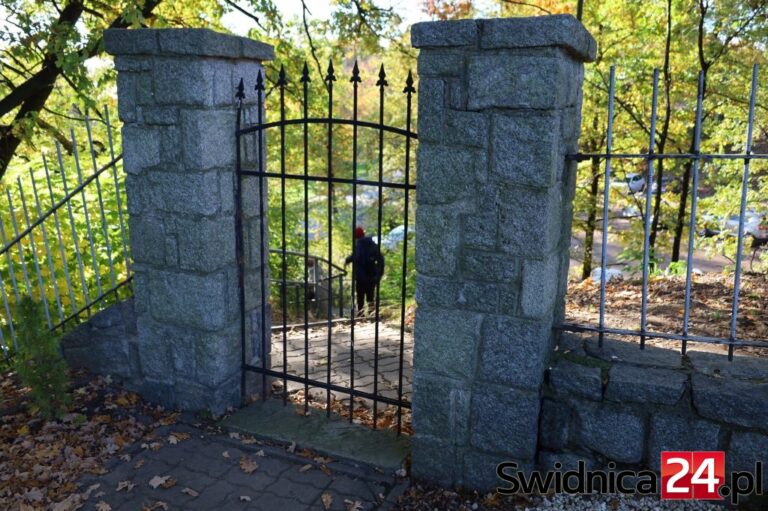 Droga na cmentarz niczym tor przeszkód. Proboszcz milczy, miasto podejmie rozmowy z parafią