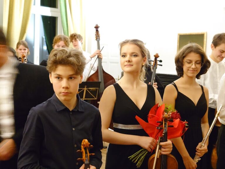 Młodzieżowa orkiestra wystąpiła w pałacu w Morawie [FOTO]