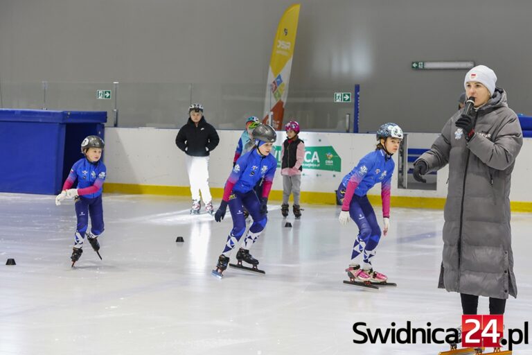 Wyjątkowy trening z medalistką olimpijską. Wspólna zabawa i nauka jazdy na łyżwach [FOTO]