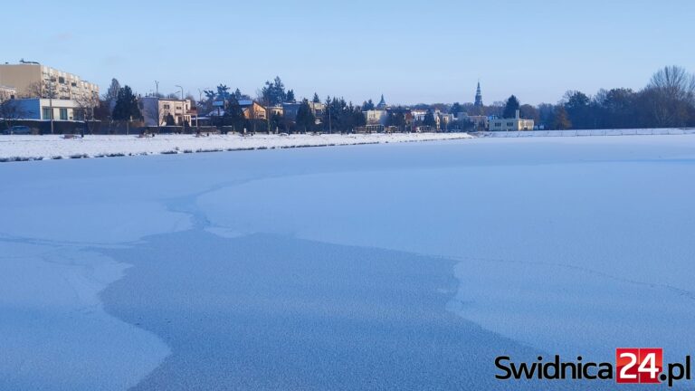 Lód na zalewie Witoszówka bardzo cienki [FOTO]
