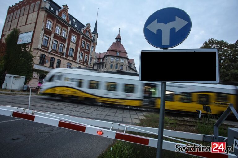 Czy rogatki na przejazdach kolejowych muszą być tak długo zamknięte? Co z przejazdem służb ratunkowych?