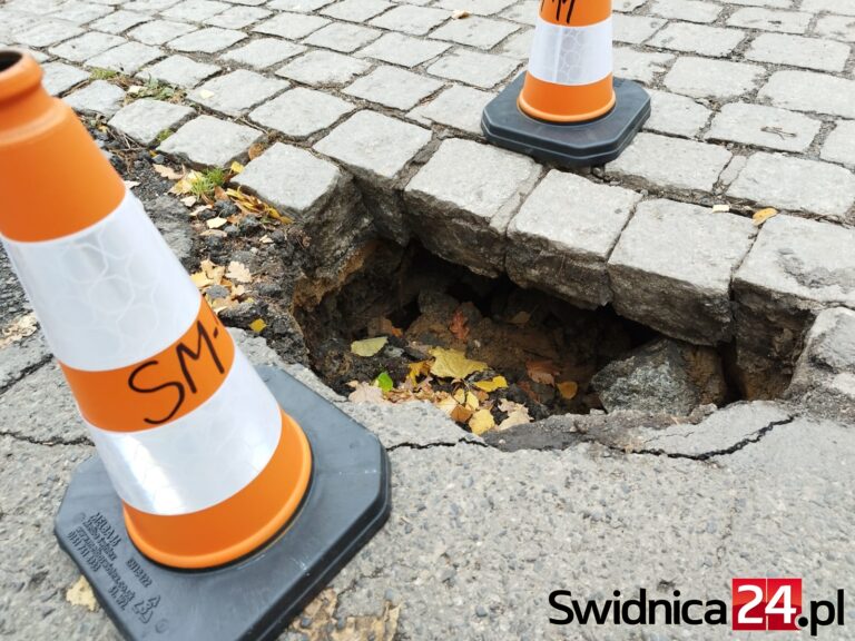 Zapadlisko na Parkowej zostanie usunięte. Wodociągowcy zapowiadają prace naprawcze
