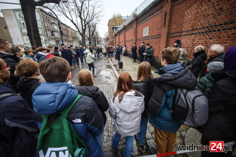 Za marzenia o wolnej Polsce zapłacili więzieniem. 42 lata od wprowadzenia stanu wojennego zaprosili młodzież na lekcję historii [FOTO/VIDEO]