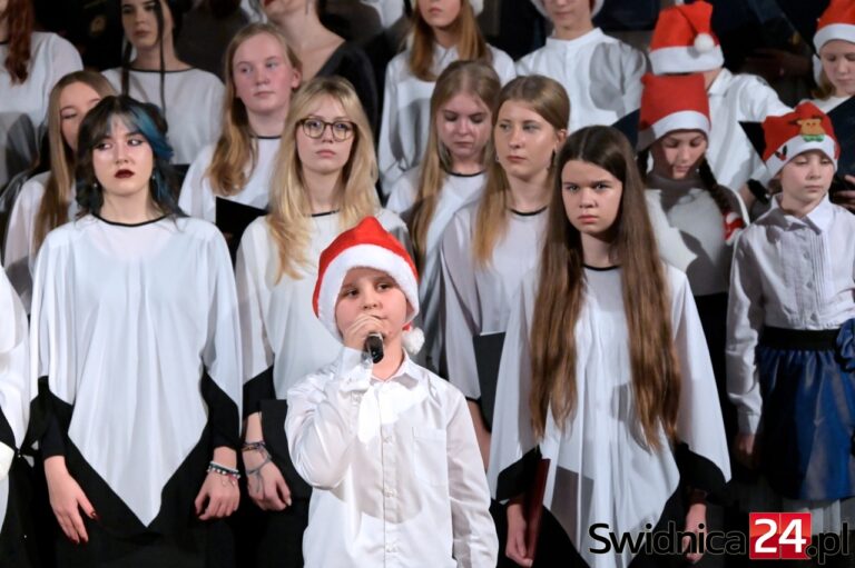 Biesiada Wigilijna III LO i SP nr 4. Druga część koncertu [VIDEO]