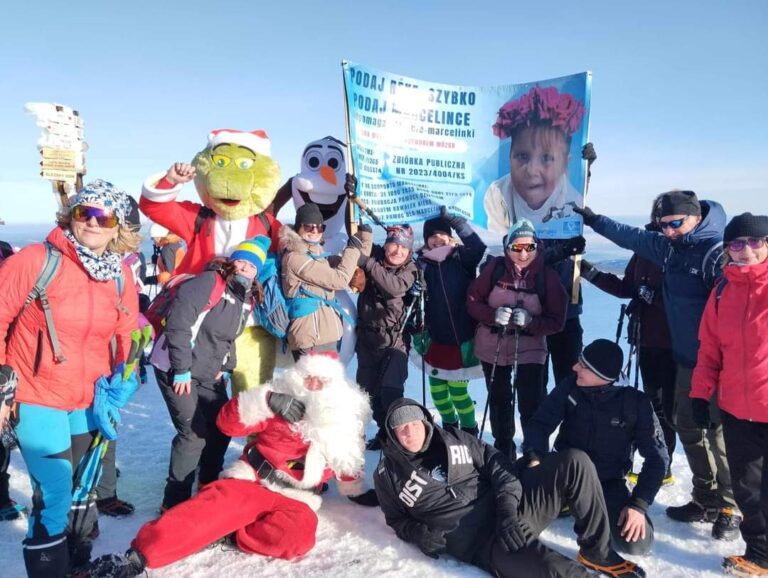 Dla Marceliny wesołą gromadą wdrapali się na Śnieżkę [FOTO]