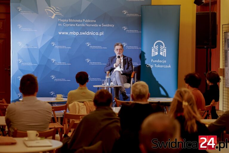 „Trudno jest mówić, że kogoś się przekonuje słowem, gdy za nami stoi armata”. Prof. Michał Rusinek wygłosił wykład w Świdnicy [FOTO]