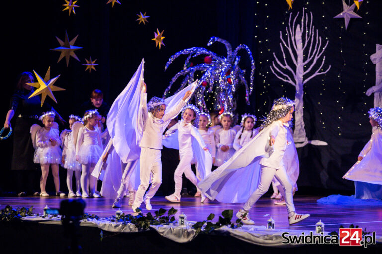Setka małych artystów na wielkiej scenie. Barwnymi jasełkami wprowadzili widzów w świąteczny nastrój [FOTO]