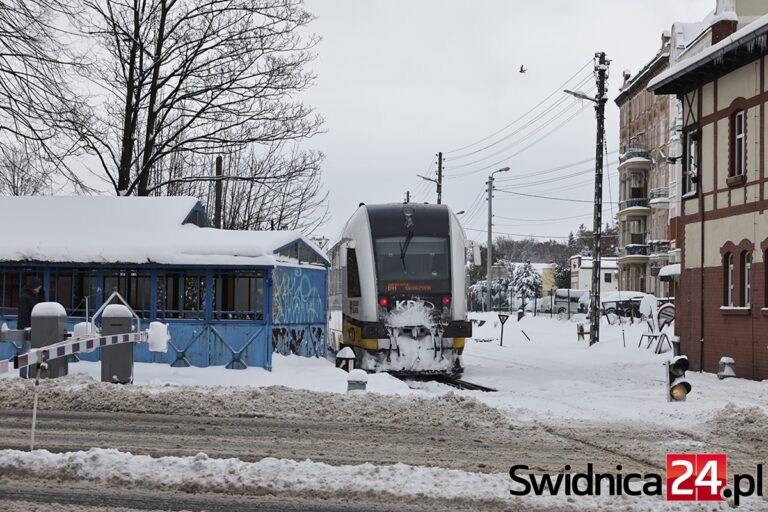 Droga do Granicznej zablokowana, w Świdnicy błoto pośniegowe i śnieg [FOTO]