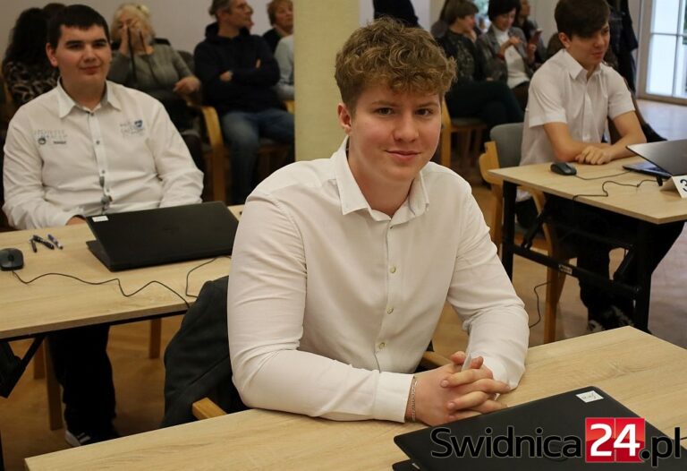 Najlepsi spośród 2 tysięcy uczniów walczą o finał ogólnopolskiej olimpiady. Gospodarzem jest świdnicki Ekonomik [FOTO]
