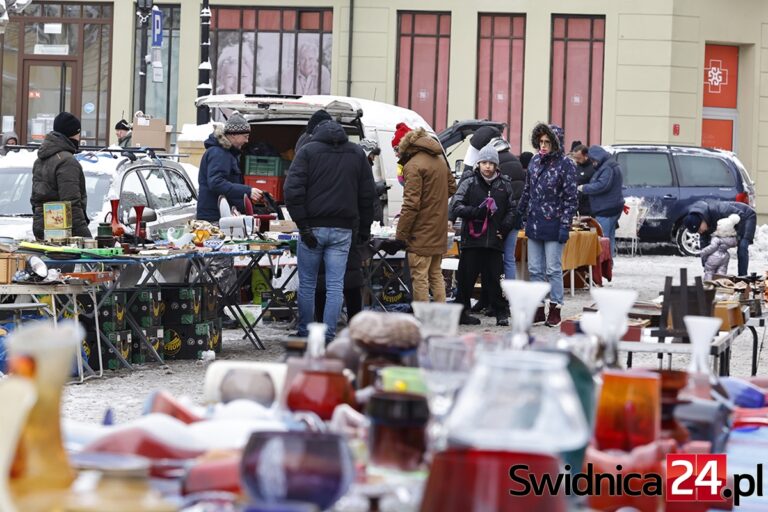 Grudniowa Giełda Staroci, Numizmatów i Osobliwości w śniegu [FOTO]