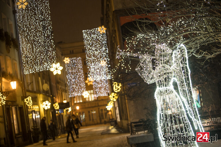 Świdnica świątecznie rozświetlona. Pierwsze ozdoby włączone [FOTO]