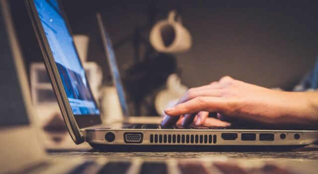 Wierzył, że fantastycznie zarabia. 46-latek stracił 95 tysięcy złotych