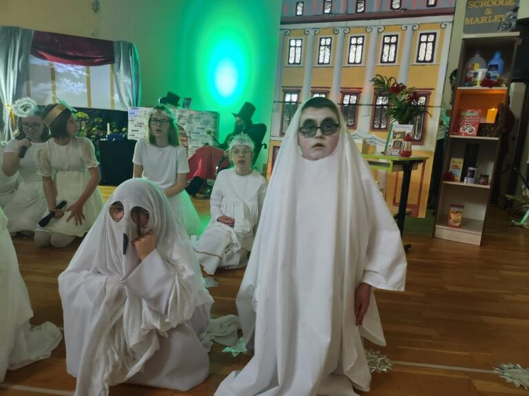 Świąteczny nastrój w szkole specjalnej. Dzieci i młodzież w wyjątkowym spektaklu „Opowieść wigilijna” [FOTO]