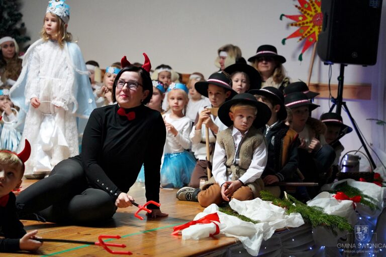 Diabły i anioły w przedstawieniu przedszkolaków z Bystrzycy Dolnej [FOTO]