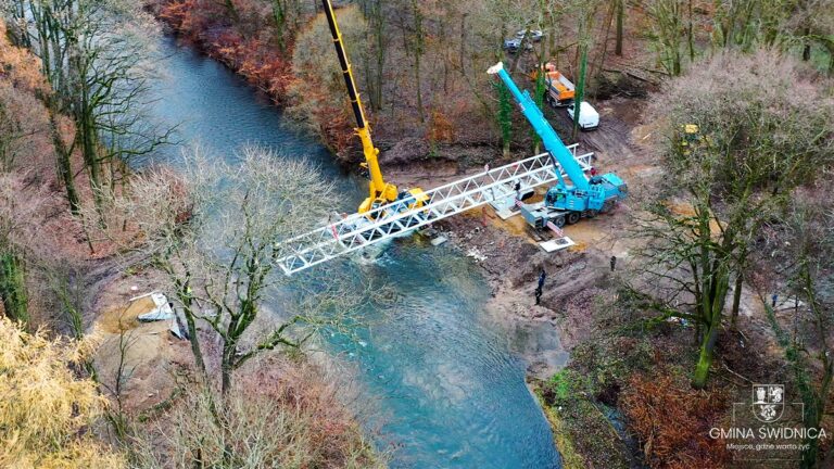 Zobacz, jak montowano kładkę na Bystrzycy [FOTO/VIDEO]