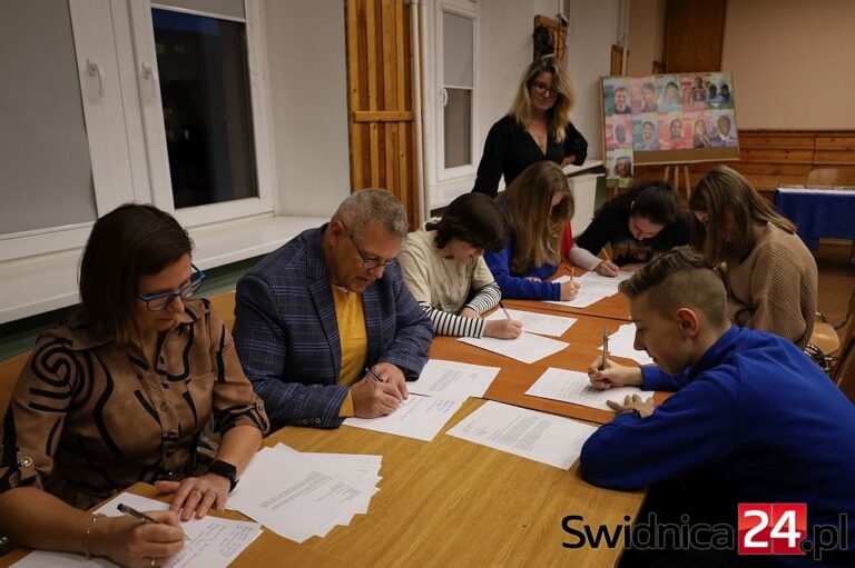 Wierzą w moc listów. Świdnicka „Ósemka” zaprosiła na wyjątkowy maraton [FOTO]