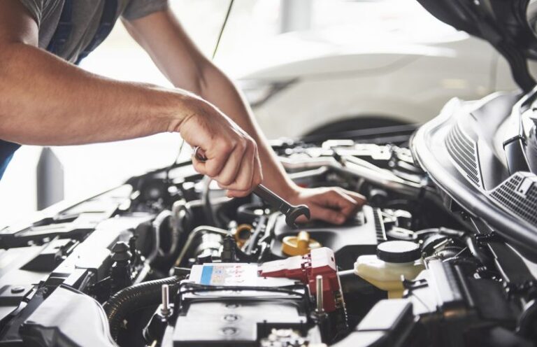 Auto naprawa dla kobiet: niezbędne umiejętności na drodze