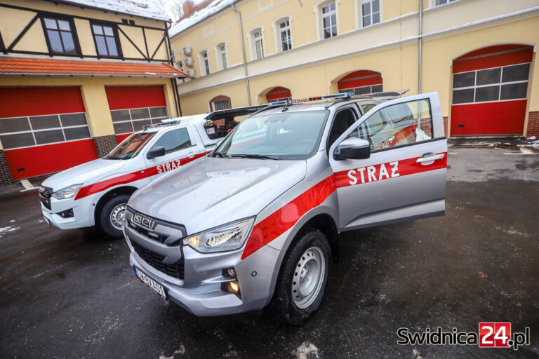 Mikołaj odwiedził strażaków. Otrzymali nowe wozy o wartości blisko pół miliona złotych [FOTO/VIDEO]