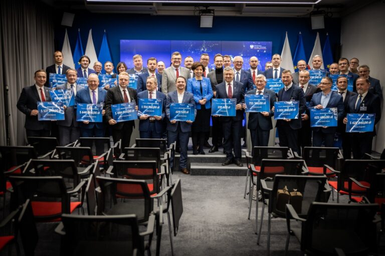 Z funduszu Covidowego rząd PiS rozświetla gminy. Głównie te przyjazne PiS-owi